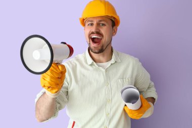 Ev planı olan bir erkek müteahhit leylak arka planda megafona bağırıyor.