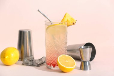 Hafif arka planda bir bardak lezzetli mai tai kokteyli.