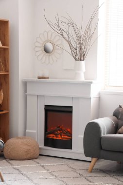 Kaliteli şömine ve ayna.