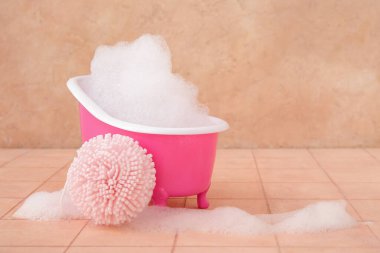 Arka planda köpük ve süngerli küçük küvet