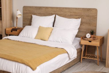 Büyük yataklı ve masalı şık bir yatak odası.