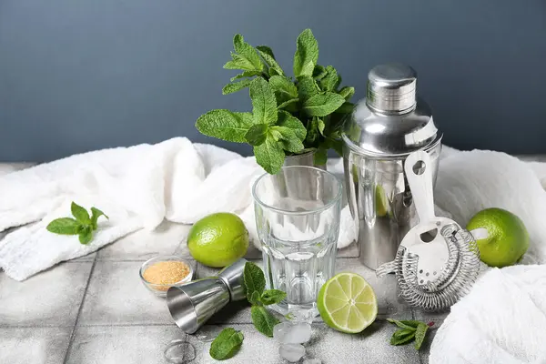 Masada mojito hazırlamak için karıştırıcı, süzgeç, cam ve malzemeler.
