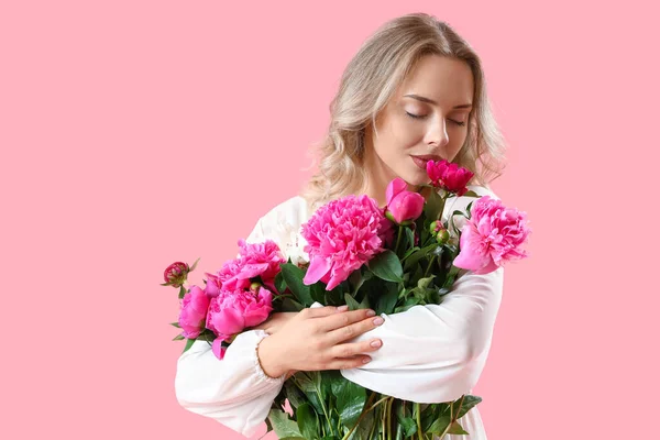 Ung Kvinna Med Vacker Pion Blommor Rosa Bakgrund — Stockfoto