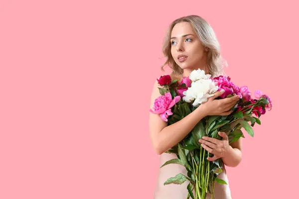 Ung Kvinna Med Vacker Pion Blommor Rosa Bakgrund — Stockfoto