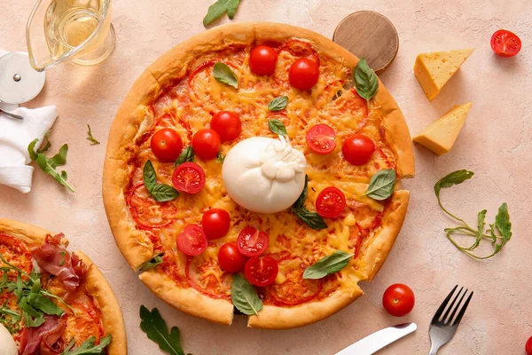 Tahta tahtada bej arka planda Burrata peyniri olan lezzetli pizzalar.