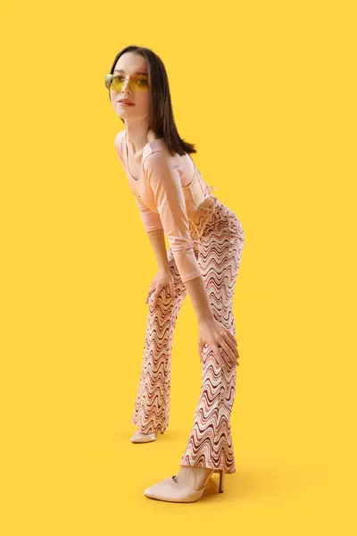 Stilvolle Junge Frau Auf Gelbem Hintergrund — Stockfoto