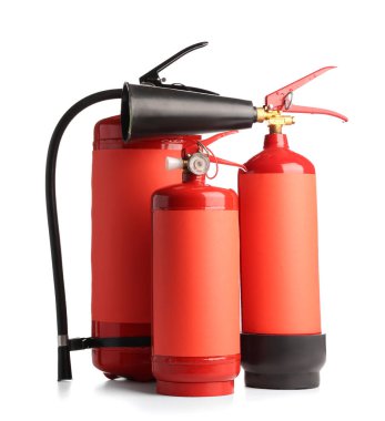 Yangın söndürücüleri beyaz arkaplanda