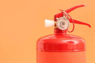 Turuncu arka planda yangın söndürücü