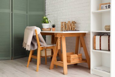 Odada bitki ve dekor olan işyeri