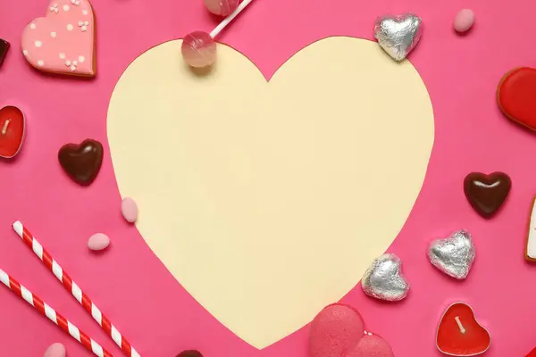 Διαφορετικά Νόστιμα Γλυκά Και Χαρτί Σχήμα Καρδιάς Κομμένο Κίτρινο Φόντο — Φωτογραφία Αρχείου