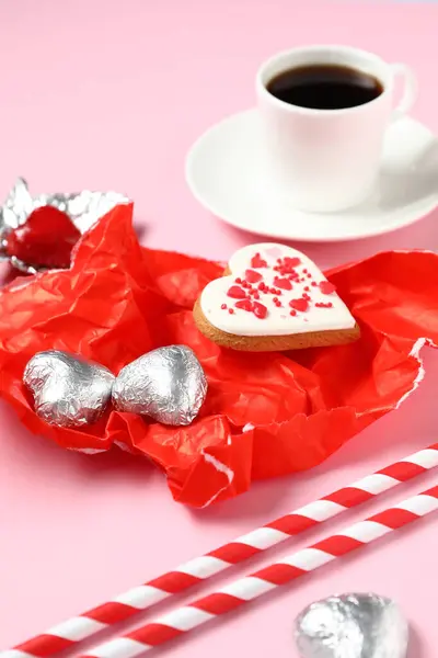Sabrosos Caramelos Chocolate Forma Corazón Con Taza Café Sobre Fondo — Foto de Stock