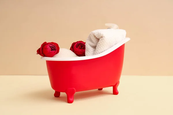 Minibadkar Med Badtillbehör Och Rosor Beige Bakgrund Alla Hjärtans Dag — Stockfoto