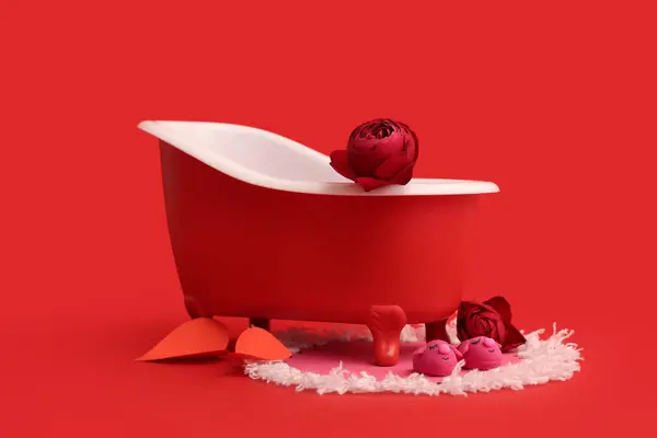 Mini Fürdőkád Papírszívvel Rózsával Piros Háttérrel Valentin Napi Ünneplés — Stock Fotó