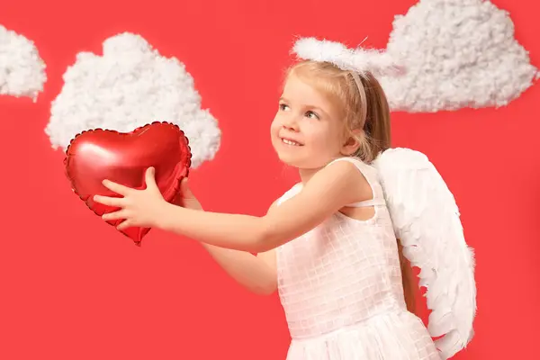Aranyos Kislány Cupidónak Öltözve Szív Alakú Lufival Felhőkkel Vörös Háttérben — Stock Fotó