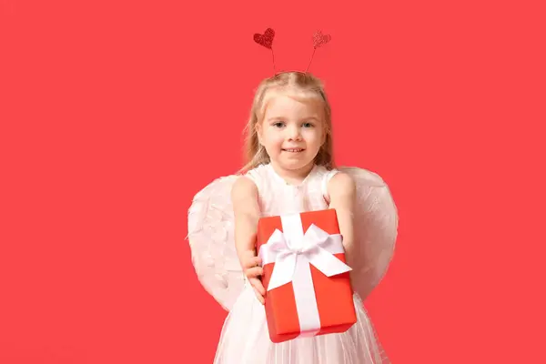 Aranyos Kislány Cupidónak Öltözve Ajándékdobozzal Piros Háttérben Valentin Napi Ünneplés — Stock Fotó