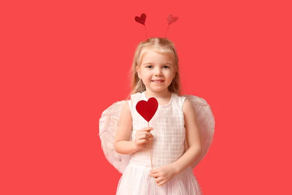 Aranyos Kislány Cupidónak Öltözve Piros Hátterű Nyíllal Valentin Napi Ünneplés — Stock Fotó