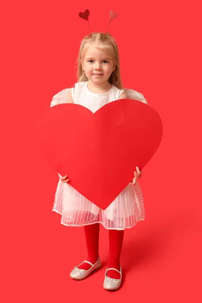 Aranyos Kislány Cupidónak Öltözve Papírszívvel Piros Háttérrel Valentin Napi Ünneplés — Stock Fotó