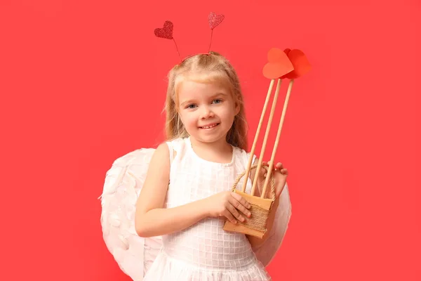 Мила Маленька Дівчинка Одягнена Чашку Стрілками Червоному Тлі Святкування Дня — стокове фото