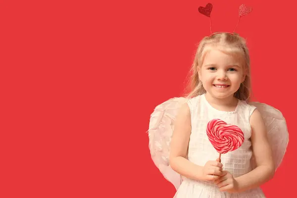 Aranyos Kislány Cupidónak Öltözve Szív Alakú Nyalókával Piros Háttérrel Valentin — Stock Fotó