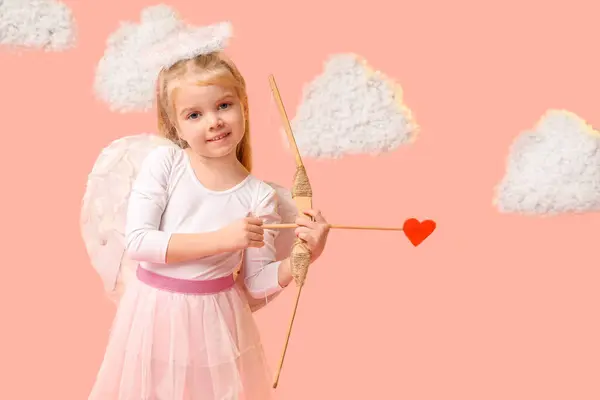Симпатична Маленька Дівчинка Одягнена Чашку Бантом Стрілою Хмарами Рожевому Тлі — стокове фото