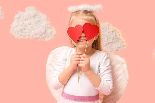 Симпатична Маленька Дівчинка Одягнена Чашку Стрілками Хмарами Рожевому Тлі Святкування — стокове фото