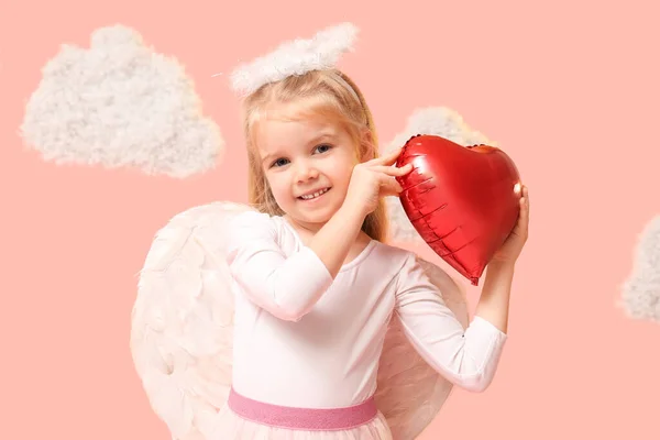 可爱的小女孩穿着丘比特的衣服 心形气球和粉色背景的云彩 情人节庆祝活动 — 图库照片