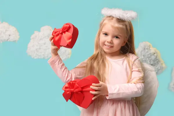 可爱的小女孩穿着丘比特的衣服 头戴礼品盒 蓝色背景的云彩 情人节庆祝活动 — 图库照片