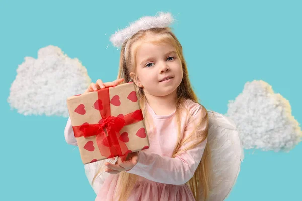 Мила Маленька Дівчинка Одягнена Чашка Подарунковою Коробкою Хмарами Синьому Фоні — стокове фото