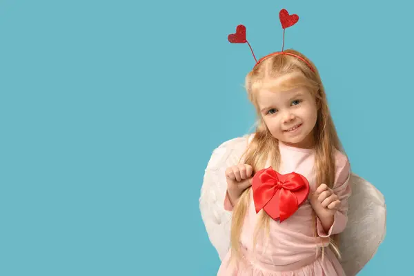 可爱的小女孩穿着丘比特的衣服 蓝色背景的心形礼品盒 情人节庆祝活动 — 图库照片