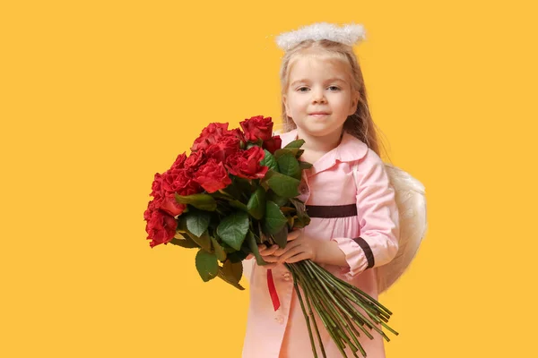Мила Маленька Дівчинка Одягнена Чашка Букетом Красивих Троянд Жовтому Тлі — стокове фото