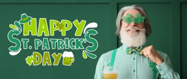 Yeşil arka planda bira içen son sınıf öğrencisiyle Aziz Patrick Günü için bayrak. 