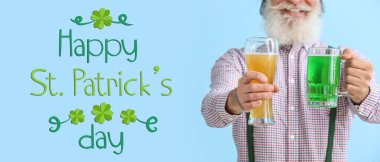 St. Patrick Günü 'nde açık mavi arka planda bira içen son sınıf öğrencisinin bayrağını selamlıyorum. 