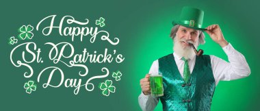 Yeşil arka planda bira içen son sınıf öğrencisiyle Aziz Patrick Günü için bayrak. 