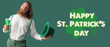 Yeşil arka planda bira içen kızıl saçlı adamla Aziz Patrick Günü için bayrak. 