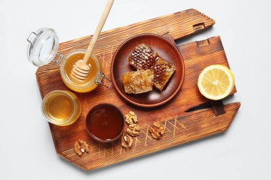 Tatlı ballı kompozisyon ve beyaz arkaplanda taraklar