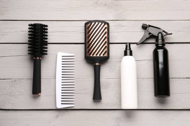 Hafif ahşap arka planda püskürtülmüş saç fırçaları.