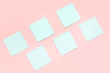 Pembe arka planda mavi yapışkan notlar