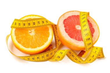 Beyaz arka planda portakalları ve yeşil mezuraları kes. Diyet kavramı