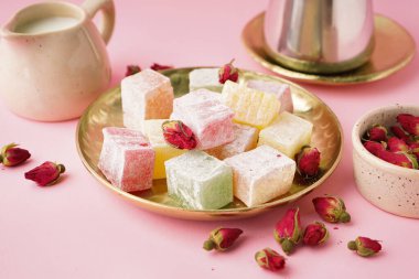 Pembe arka planda lezzetli Türk lezzeti tabağı