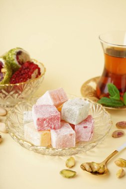 Sarı zemin üzerinde Türk Lokumu olan bir kase