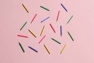 Pembe arkaplanda doğum günü mumları