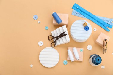 Bej arka planda terzi malzemesi bulunan podyumlar