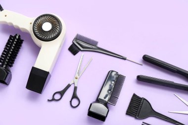 Leylak arka planında kuaför aksesuarları olan kompozisyon