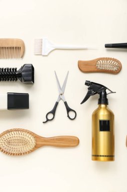 Açık arkaplanda kuaför aksesuarları ile kompozisyon