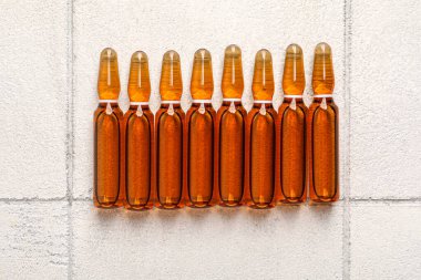 Beyaz karo zemin üzerinde tıbbi ampule