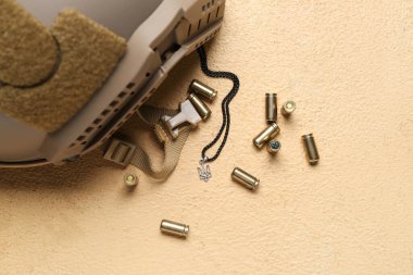 Askeri miğfer, kurşun ve zincir Ukrayna arması bej arka planda.