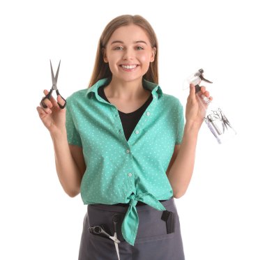 Makasla kadın kuaför ve beyaz arka planda sprey.