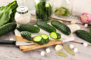 Masada taze kesilmiş salatalıklar var.