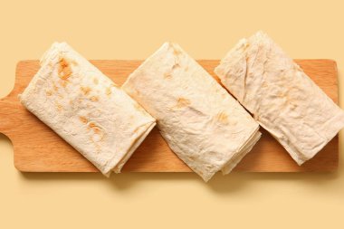 Bej arkaplan üzerinde taze ince lavaş olan tahta