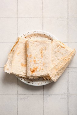 Beyaz fayans zemininde taze lavaş tabağı.